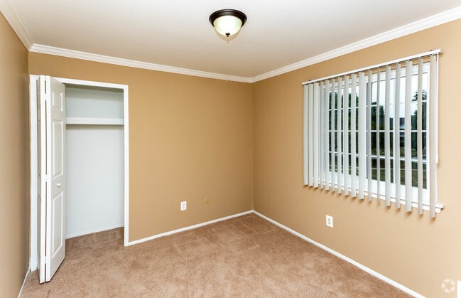 2BR, 1BA - 900 SF