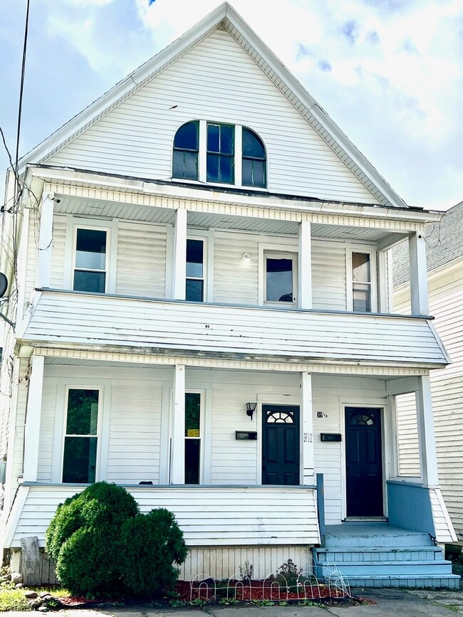 Photo - 39 1/2 Milton Ave Unidad 2 upstairs