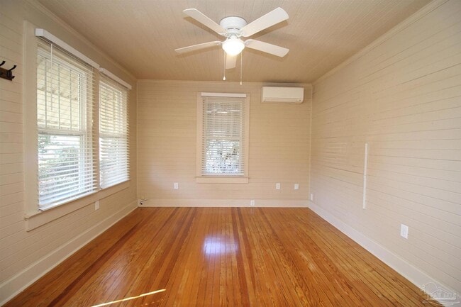 3102 E De Soto St