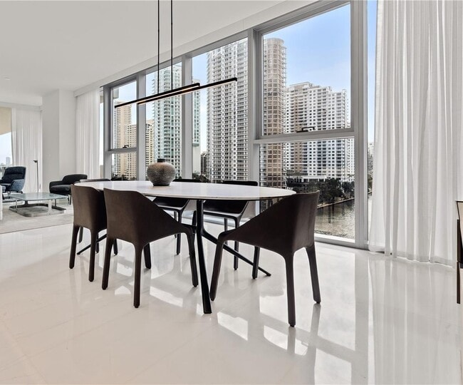 Building Photo - 300 S Biscayne Blvd Unit 804
