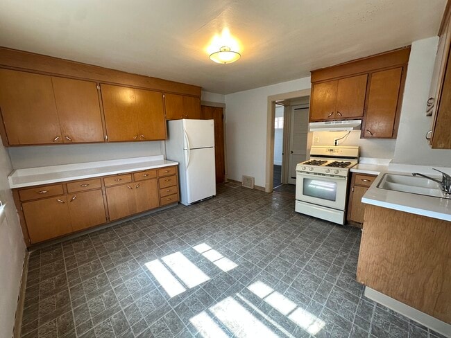 Building Photo - 1624 Kearney Ave Unit 1626 UPPER Rental
