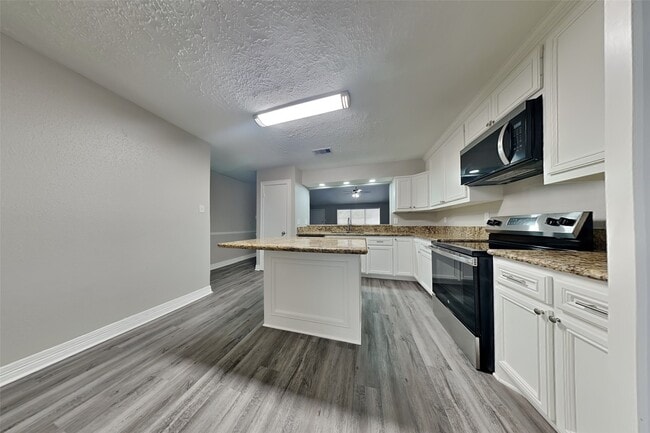 Photo - 12015 Woolford Dr