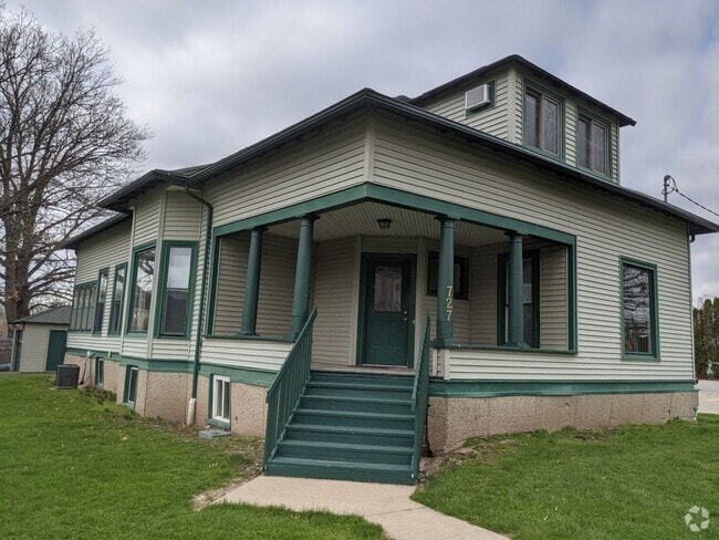 Building Photo - AVAILABLE NOVEMBER 2025!  4-bedroom, 2-bat... Unit 727-M Rental