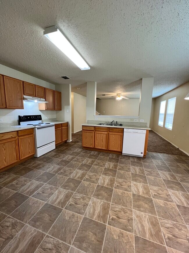 Photo - Very Spacious 4/2.5 in Parkview Hills & Ea...