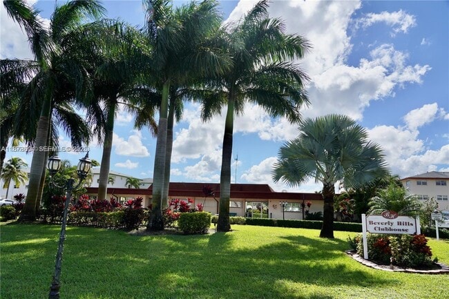 Building Photo - 5300 Washington St Unit S112