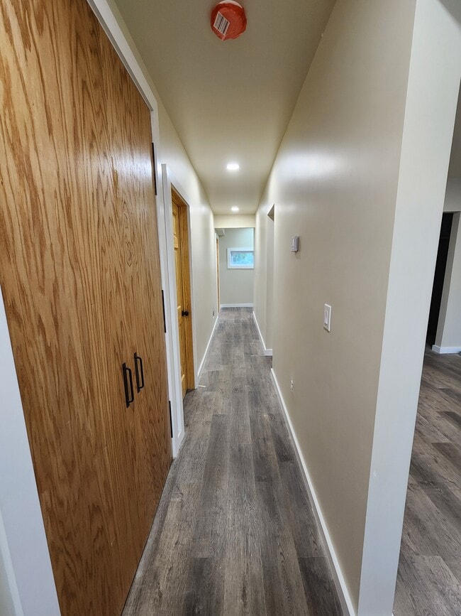 Long hallway, great for a picture gallery - 331 W Colvin St Unit #2