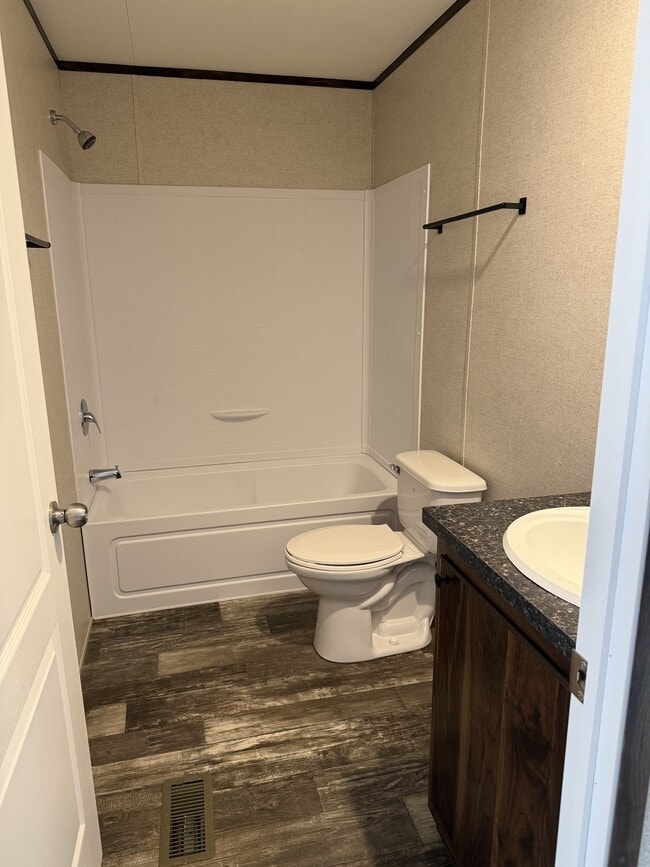 Photo - 404 Parker St