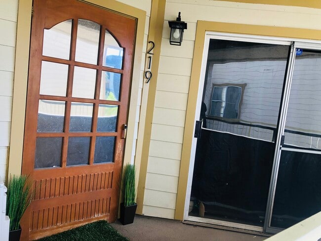 Condo #219 Main Entrance - 645 Chestnut Ave Unit 219