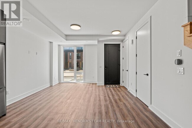 Photo - 160 Everett Cmn