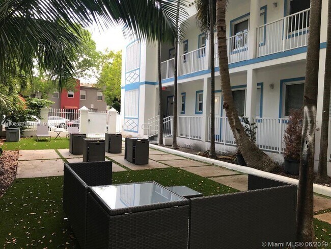 Photo - 245 NE 33rd St Unidad 106