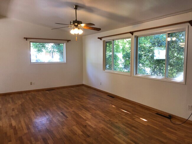 Photo - 215 NW Webb St Unit Upper