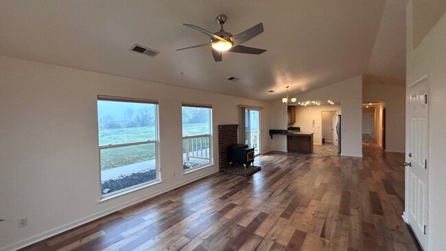 Photo - 14575 Avenida Central