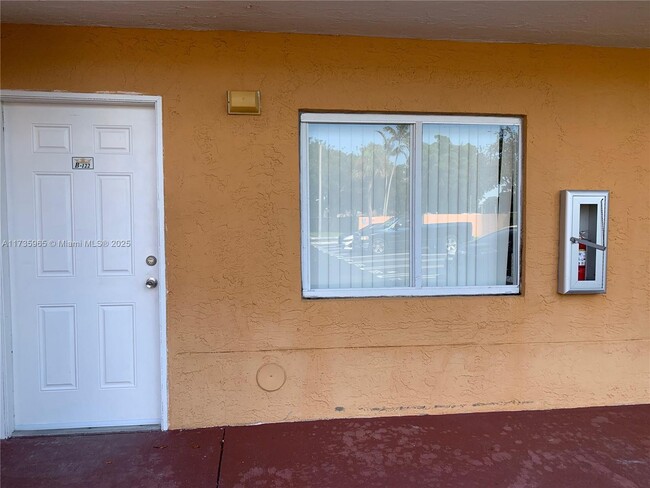 Photo - 6255 SW Kendale Lakes Cir Unidad 122 Rental