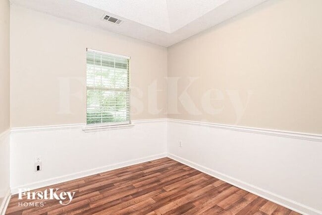 Photo - 130 Dunwick Ln