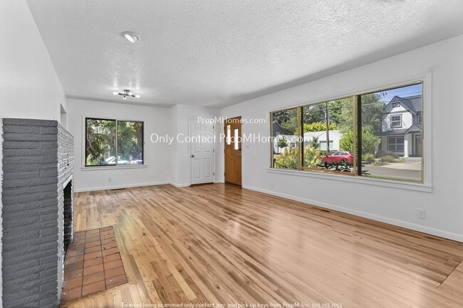 Building Photo - Charming Three Bedroom in Woodstock Neighborhood!