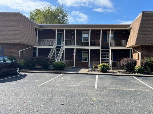 Building Photo - "Stylish 3-Bedroom First Floor Condo in Ke...