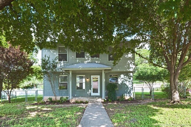 Photo - 1601 E 10th St