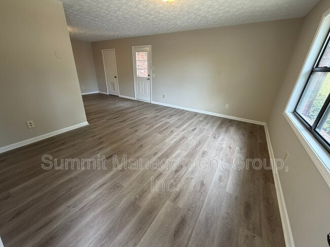 Photo - 1035 Eastview Rd NE