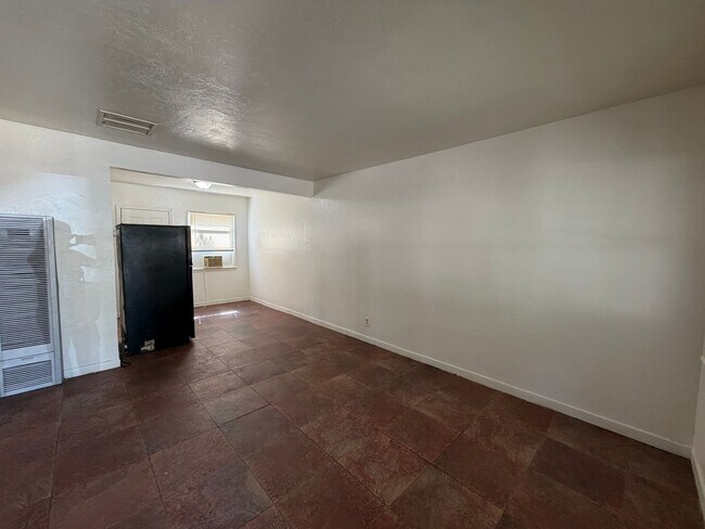 Photo - Remodeled 1 bedroom in 93308! Unit 332 Metzler St #R AKA 824 Roberts Lane #15