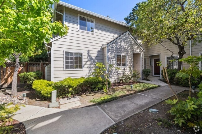 Building Photo - Delightful 3/3bth End-Unit Townhouse in Ce...