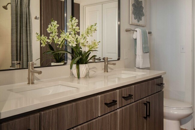 Baños remodelados con pisos de tablones de vinilo de lujo.
