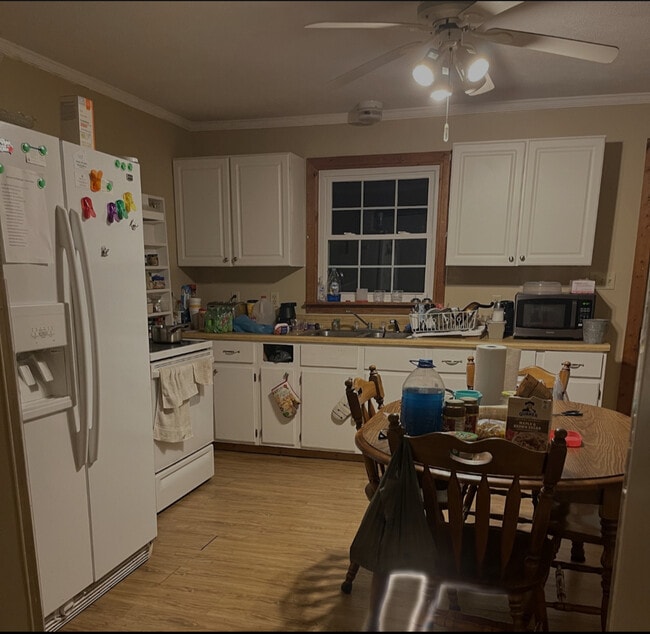 Shared kitchen - 1912 Barkley Rd