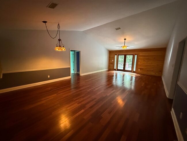 Photo - 1584 Chadwick Way