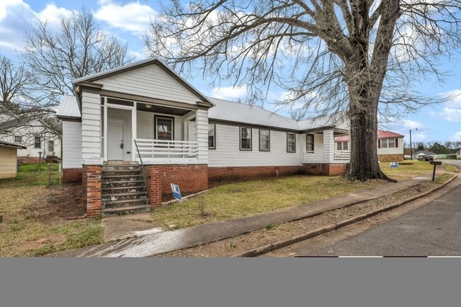 Photo - Updated 2-Bedroom Duplex – $890/month | Ta...