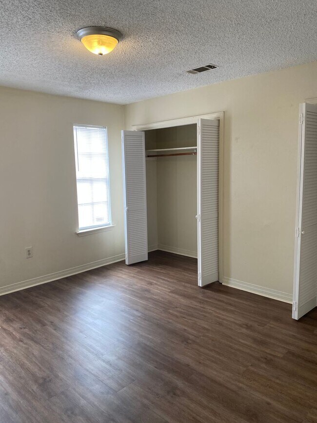 Building Photo - 8757 Granite Dr Unit 8757-B