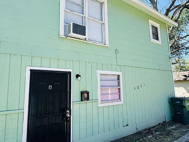 Building Photo - 4024 Howard St Unit 4024 Howard St B
