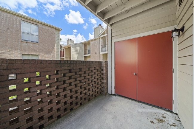 Patio- B1-2Bd-2Ba- Flint290.jpg