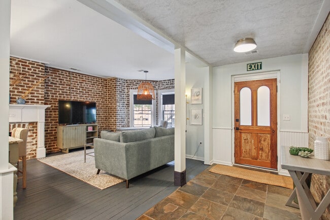 Photo - 208B W Hall St Unit B