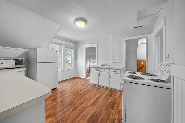 Photo - 1033 Helen St NE Unidad 2