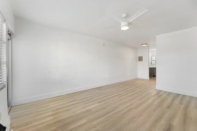 Photo - 2774 Myra St