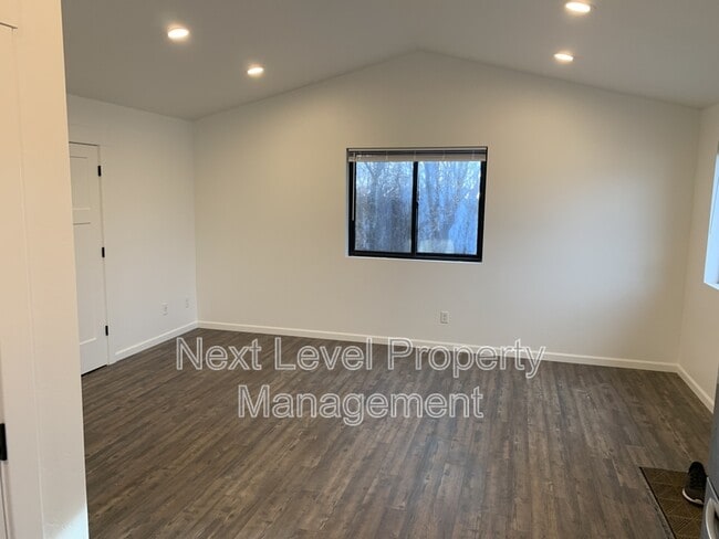 Photo - 1003 5th St E