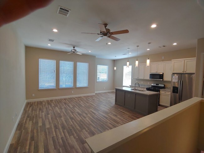Sala, cocina, comedor. - 4926 Weeping Willow Rd