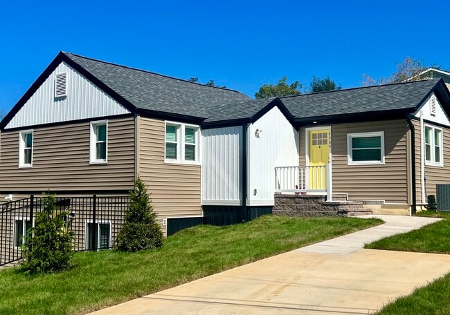 Beautiful exterior to welcome you home - 2304 Belle Ave NE Unit B Rental