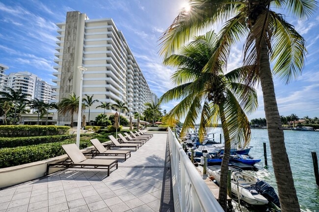 Building Photo - 5600 Collins Ave Unit 4E