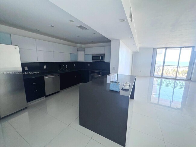 Building Photo - 5825 Collins Ave Unit J4 Rental