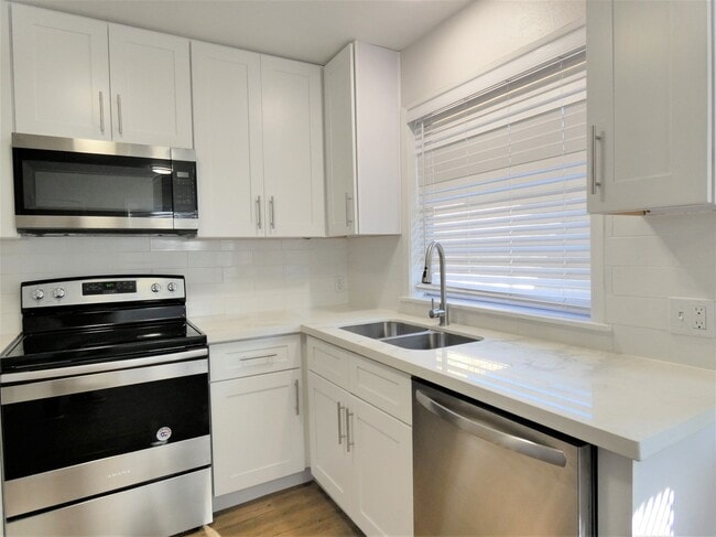 Photo - 606 Golfview Dr