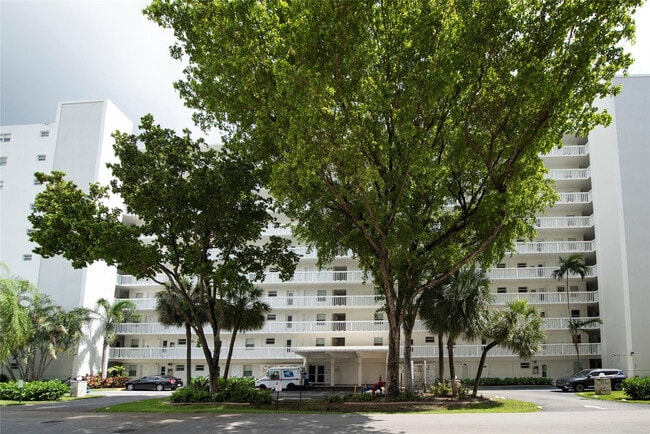 Building Photo - 2555 NE 11th St Unit 302