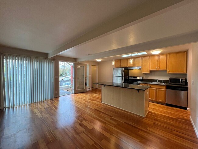 Building Photo - RICHMOND ONE BEDROOM AVAILABLE FOR IMMEDIATE MOVE-IN - SEE LISTING FOR SPECIALS! Unit 3036 SE Tibbetts St -  3