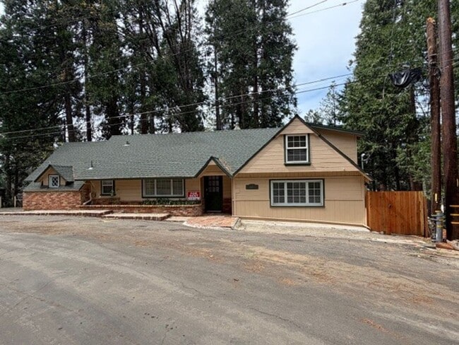 Building Photo - Charming 3-Bedroom Home in the Heart of Twain Harte