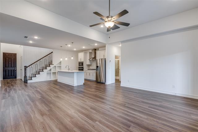Photo - 320 Willowmore Dr