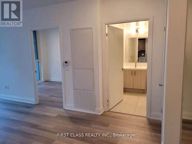 Photo - 77 Mutual St Unit 911