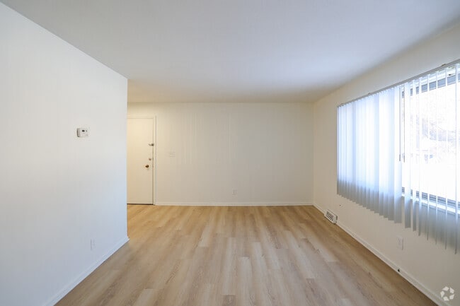 2BR, 1BA - 1030SF - Living Room