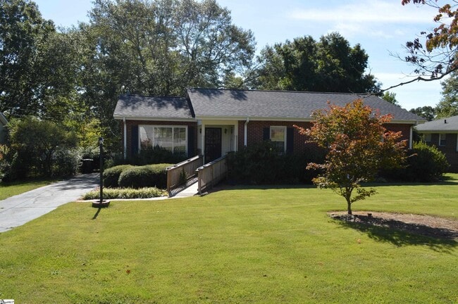 Building Photo - 206 Hillside Dr