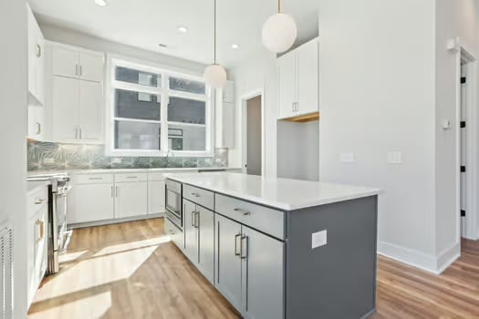 Photo - 107 E 9th St