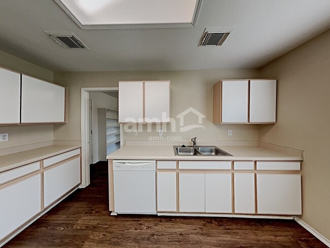 Photo - 5654 Lovett Oaks