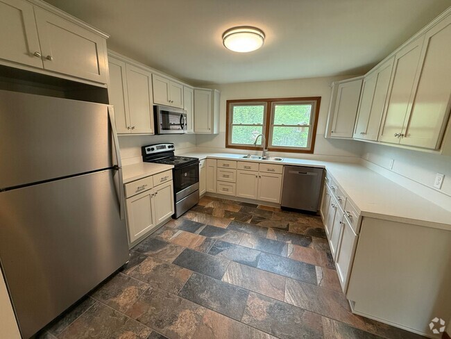 Building Photo - Large 4-Bed Brick Rancher with 2-Car Attac... Rental